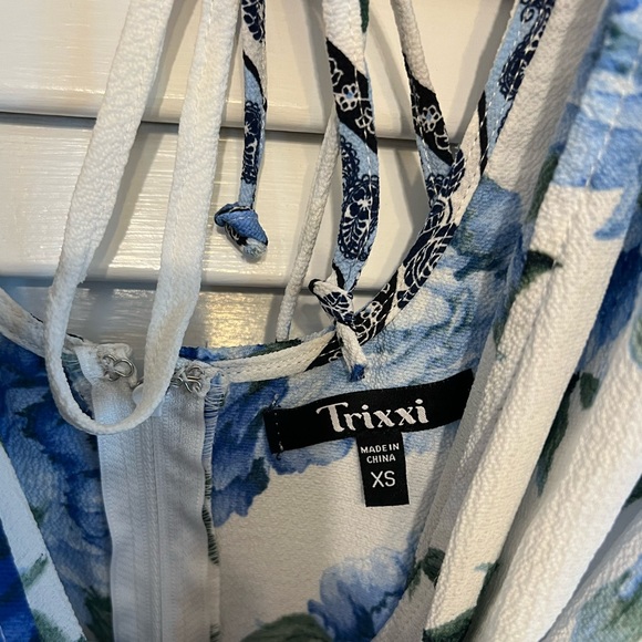 Blue and white floral romper - Picture 3 of 3